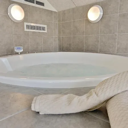 Casa vacanze 5 Bedroom Awesome In Bogense Bogense